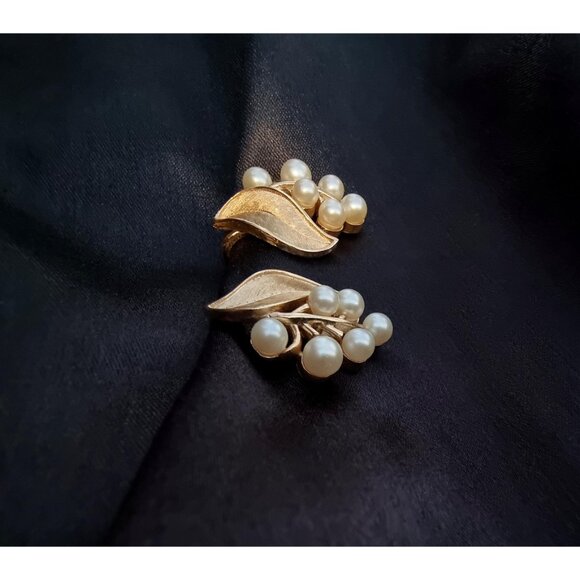 Vintage 1960s CROWN TRIFARI Gold Tone Floral Leaves Faux Pearls Earrings - Picture 4 of 6